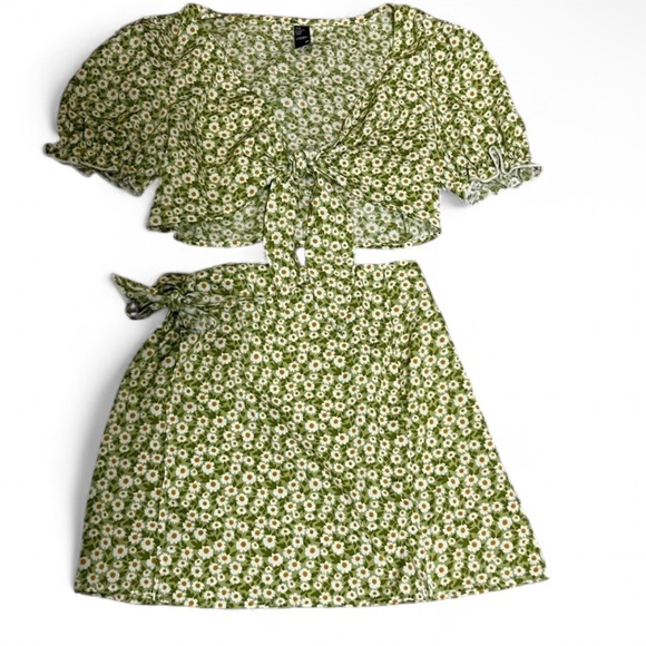 Cider light green floral tie-front crop top with puff sleeve skirt set - Picture 1 of 8
